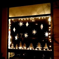 Das Adventsfenster als Teil des lebendigen Adventskalenders Runkel am 17. Dezember am Übungsraum des Blasorchesters.