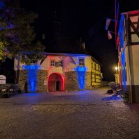 Das erleuchtete Burgtor nach der Veranstaltung