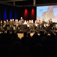 Die Musikerinnen und Musiker genießen den Applaus.