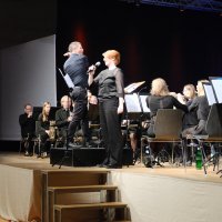 Die Zugabe »You Raise Me Up« mit Gesang von Anabell Scherer, die sonst Querflöte spielt, war ein ganz besonderer Abschluss des Konzerts.
