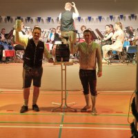 Ortsversteher René Langrock hat das Fass Bier zum Beginn unseres Oktoberfest mit Unterstützung durch Abteilungsleiter Malte Thiemann angestochen.