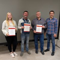 Lea Bittner, Kai Tobisch und Kai Oesterling (von links) werden von Abteilungsleiter Malte Thiemann für ihr langjähriges Engagement in der Musikabteilung geehrt.