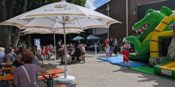 So cool ist Blasmusik 2025: Hüpfburg und Verpflegung vor der Stadthalle