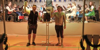 Ortsversteher René Langrock hat das Fass Bier zum Beginn unseres Oktoberfest mit Unterstützung durch Abteilungsleiter Malte Thiemann angestochen.