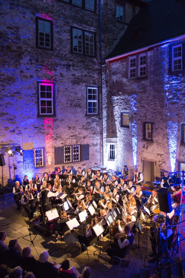 Das Blasorchester im beleuchteten Hof der Burg Runkel.