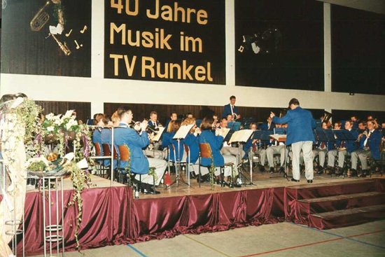 Das Blasorchester 1999 beim Jubiläumskonzert