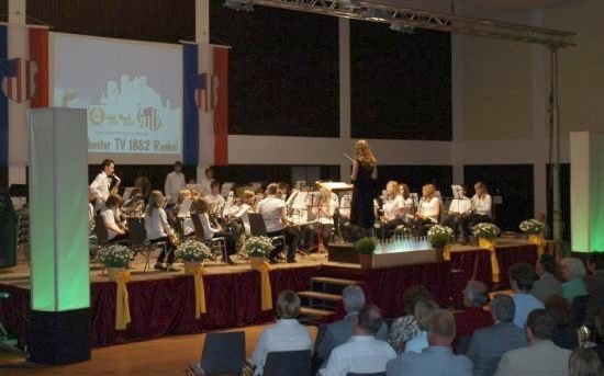 Das Jugendblasorchester unter der Leitung von Patricia Schwarz beim Jubiläumskonzert im Jahre 2009.
