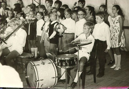 Der erste Auftritt des Schülerorchesters 1971 zur Kirmes in Blasmusikbesetzung