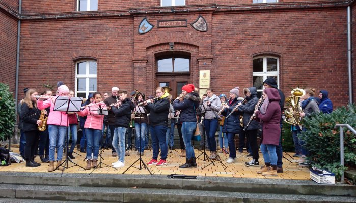 Jugend- und Blasorchester spielten gemeinsam auf dem Weihnachtsmarkt in der Runkler Altstadt.
