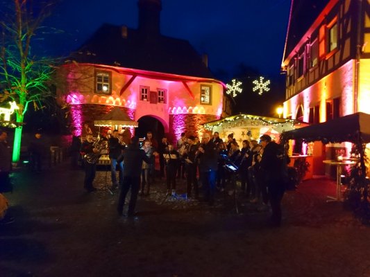 Das Blasorchester eröffnete am 2. Dezemberwochenende den Weihnachtsmarkt in Runkel auf dem Schlossplatz.