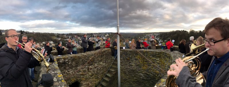 Das Blasorchester läutete den heiligen Abend vom Turm der Burg Runkel ein.