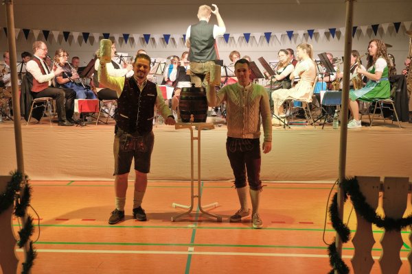 Ortsversteher René Langrock hat das Fass Bier zum Beginn unseres Oktoberfest mit Unterstützung durch Abteilungsleiter Malte Thiemann angestochen.