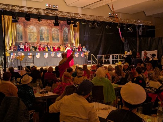 Katharina Ohlemacher-Steinborn als „Faschingskönigin“ bei der Kappensitzung sorgte für viele Lacher.